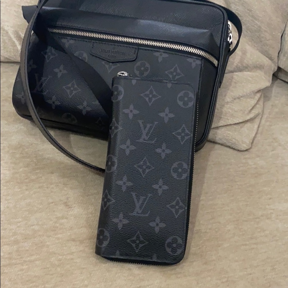 Louis Vuitton Men’s Zippy Wallet